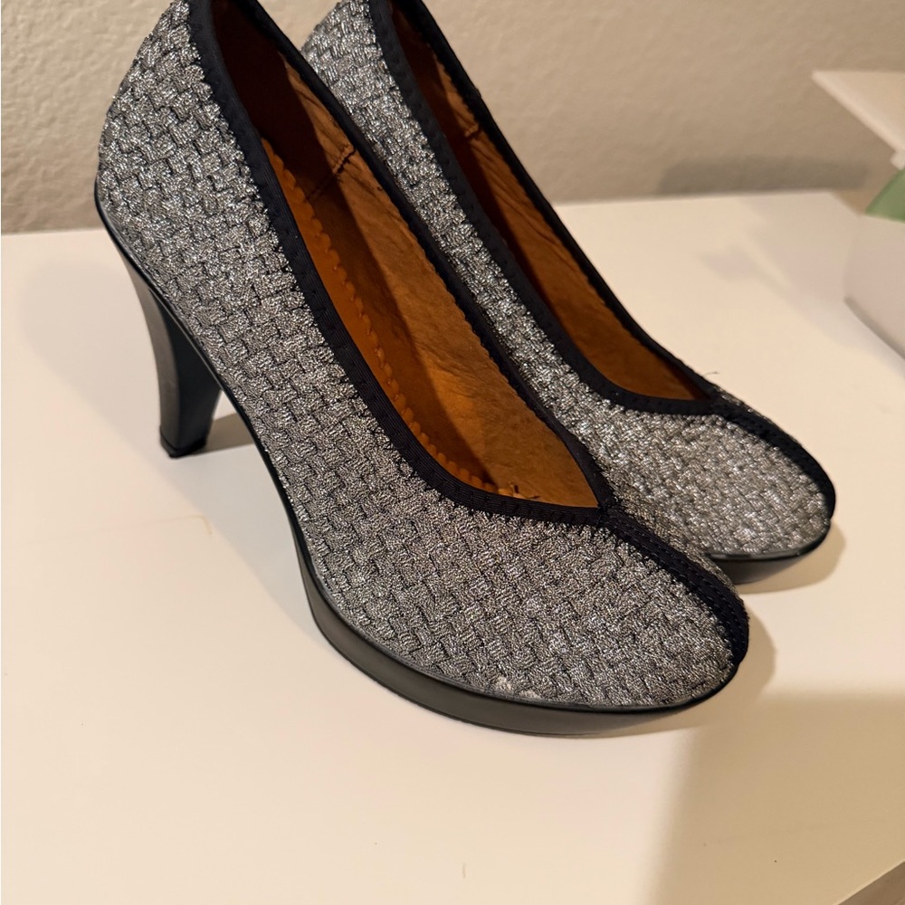 bernie mev. Textured Black and Gray Heels Pumps
